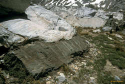 Interesting dyke in 20 Lakes Basin