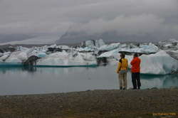Tourists admiring Jökulsárlón