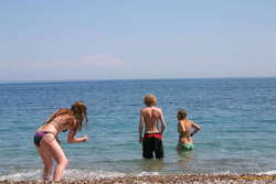 Playing at the seashore, Nerida, Jesse, Morgs