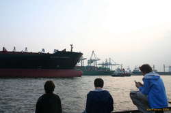 Bloody big ship on the Elbe