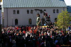 An audience watches in Austurvöllur