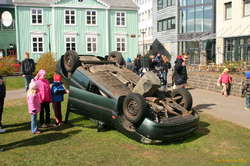 Angry giant rubble, on Austurvöllur