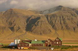 Tröllakirkja over the farm Tröð