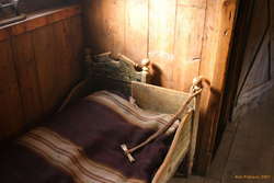 Expando bed.  Not sure what the leash is for