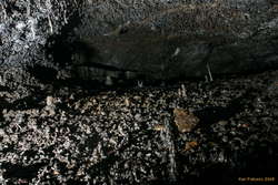 Decorated tail end of Sængkonuhellir