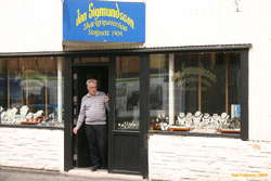 Even shopkeepers need smoke breaks