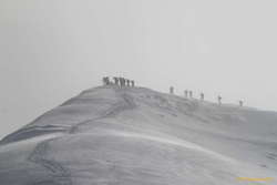 The slower groups reaching the top of Vestursulur