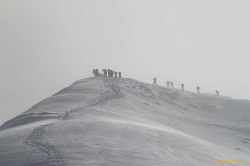 The slower groups reaching the top of Vestursulur