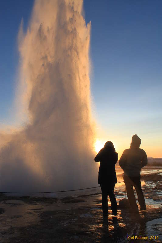 Ewa and Tryggvi watching Strokkur