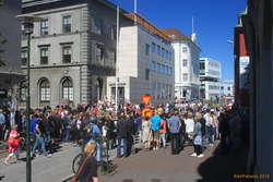 Lee pulls a big crowd