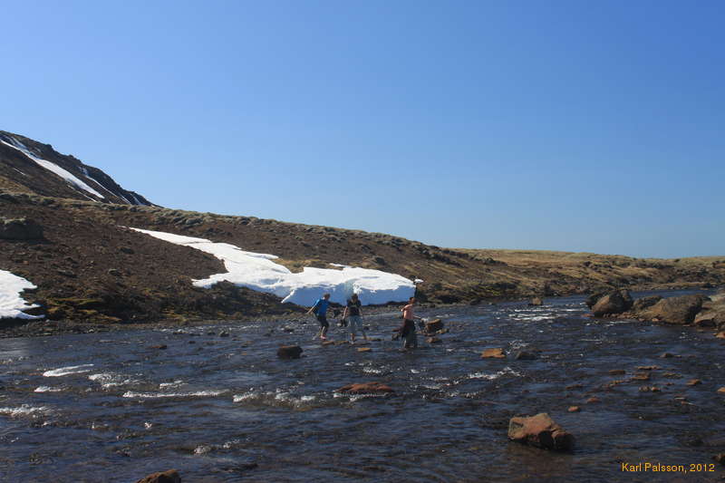 Crossing the creek on the way to Hvalvatn