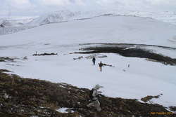 Descending to the ruins of Skæruliðaskálinn, Ólafsskarði