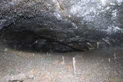 The closed end of Sængukonuhellir