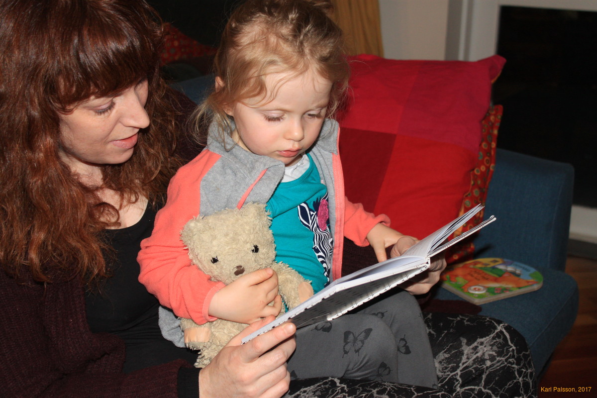 Kata and Stella reading