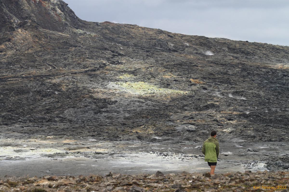 Sulfur and flow patterns west of the old main crater